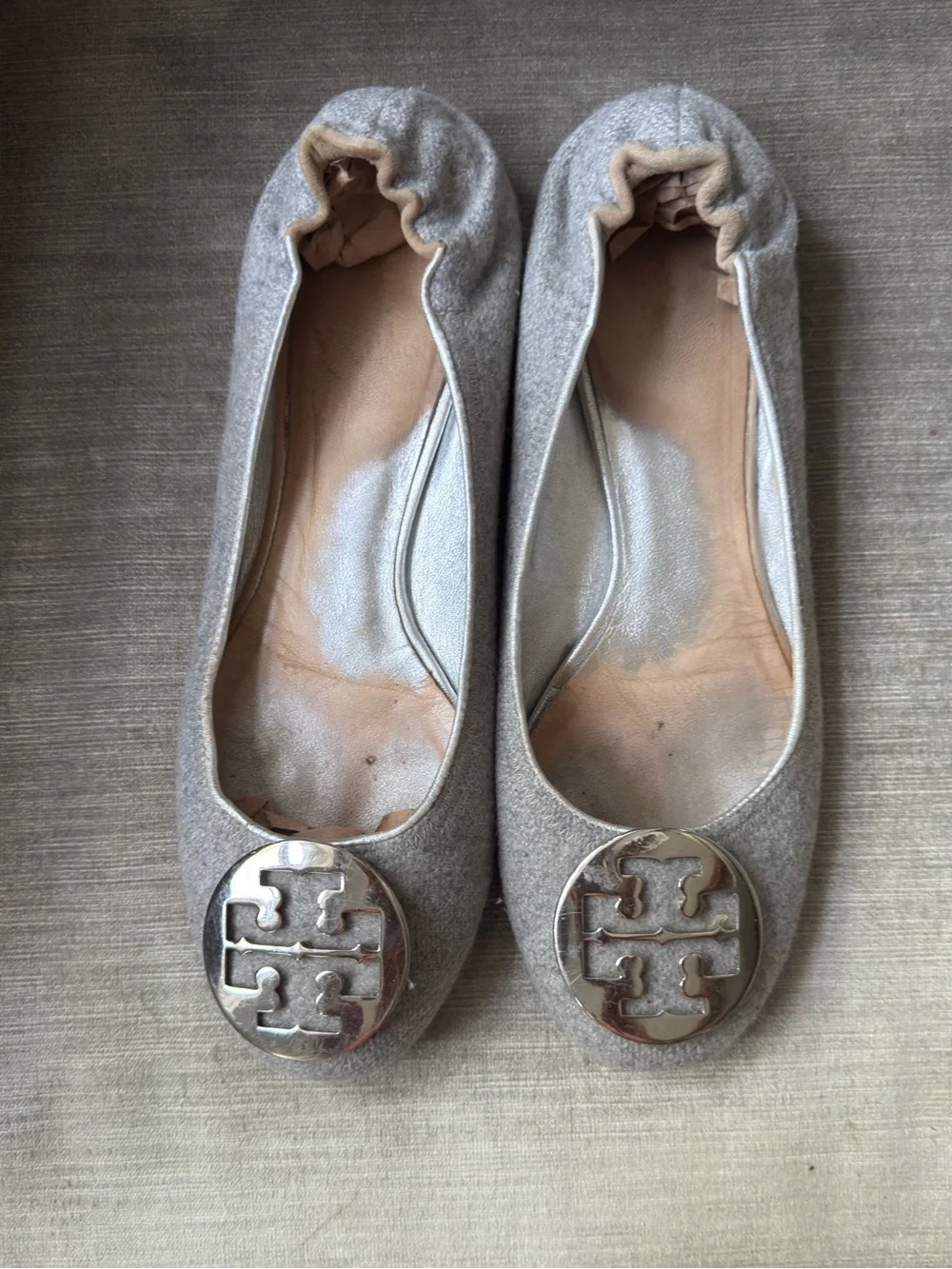 Tory Burch Reva Gray Wool Flannel Ballet Flats Size 8.5M Silver Medallion